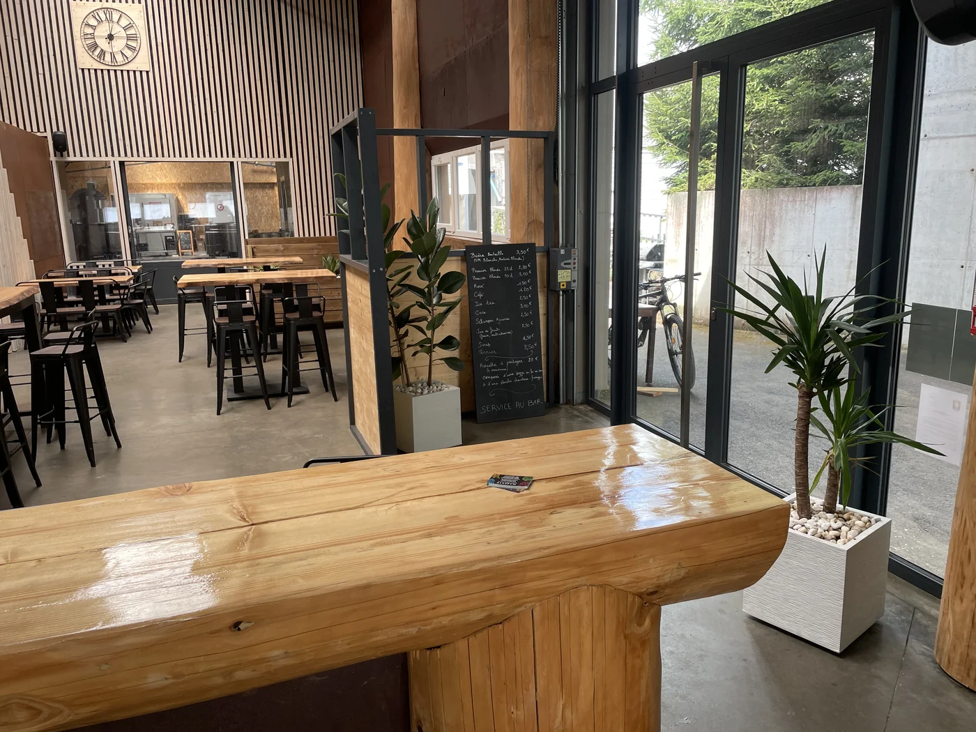 Bar Mazesté — ardoise menu et baie vitrée sur la terrasse