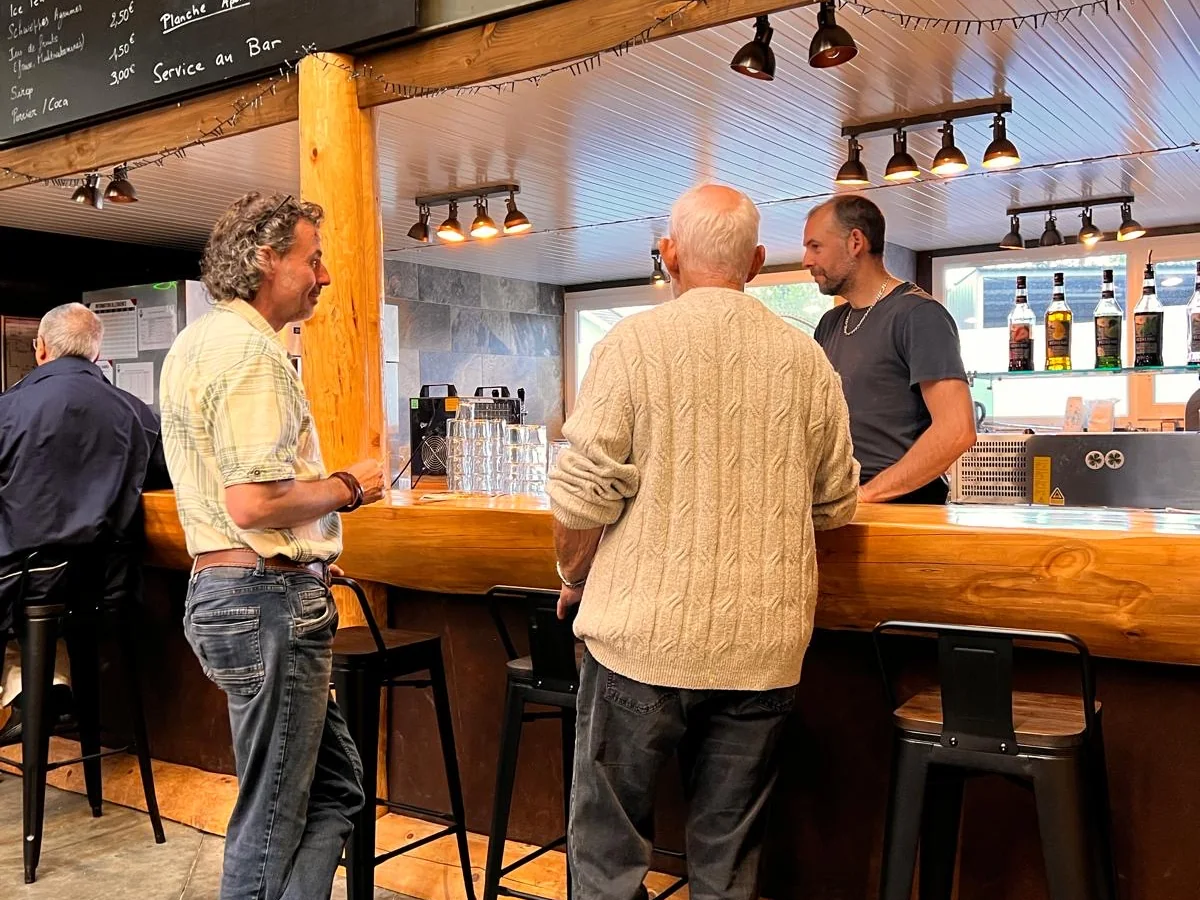 Comptoir de la Brasserie Mazesté — bière locale et ambiance conviviale