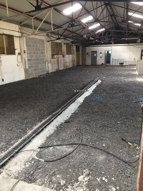 Sol brut et graviers pendant la préparation du chantier Mazesté
