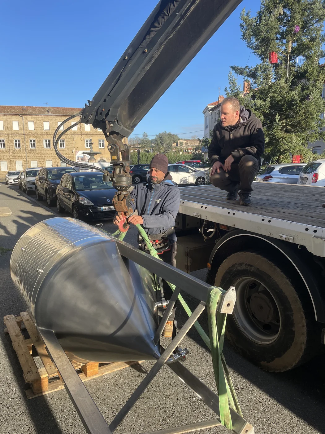 Arrivée des cuves de brassage devant le bâtiment Mazesté