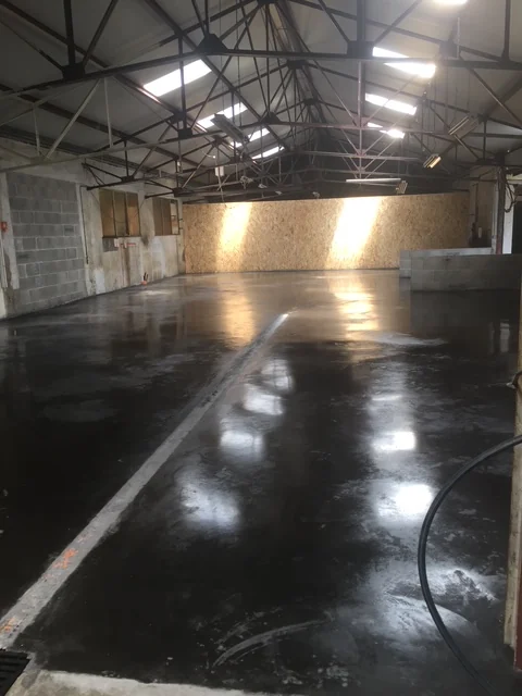 Dalle béton noire terminée dans le hangar Mazesté