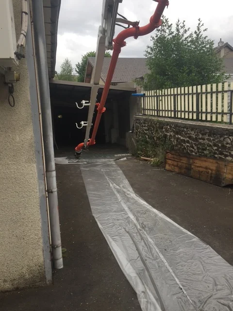Lissage du béton frais — chantier brasserie