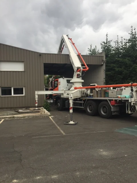 Camion pompe à béton devant le futur bâtiment de la brasserie Mazesté