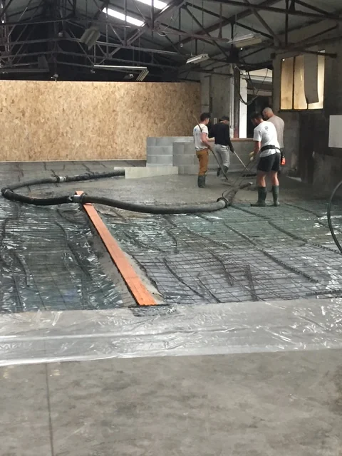 Préparation de la dalle béton dans le hangar Mazesté