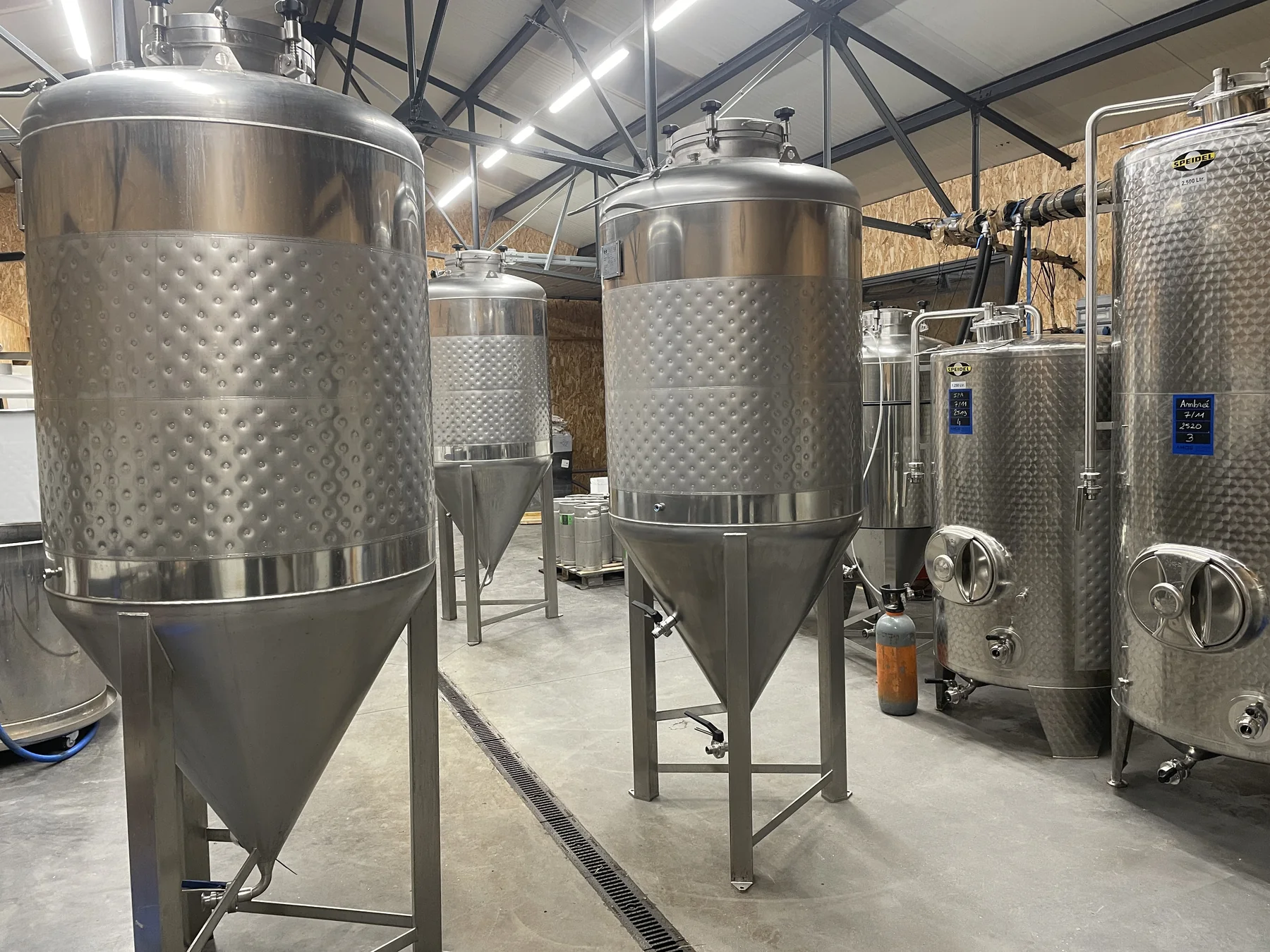Cuves inox installées dans la brasserie Mazesté