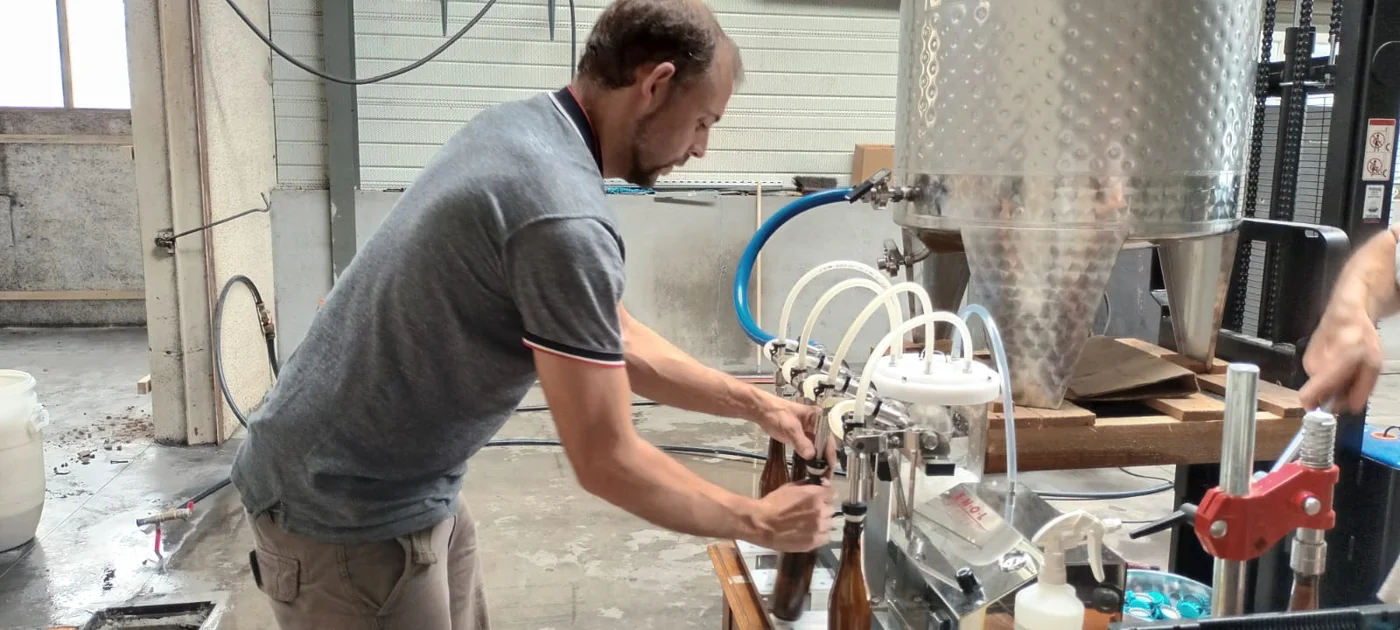 Capsulage à la main — premières bouteilles Mazesté