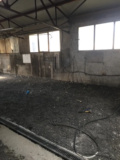 Hangar brut avant travaux — sol en graviers, Mazet-Saint-Voy