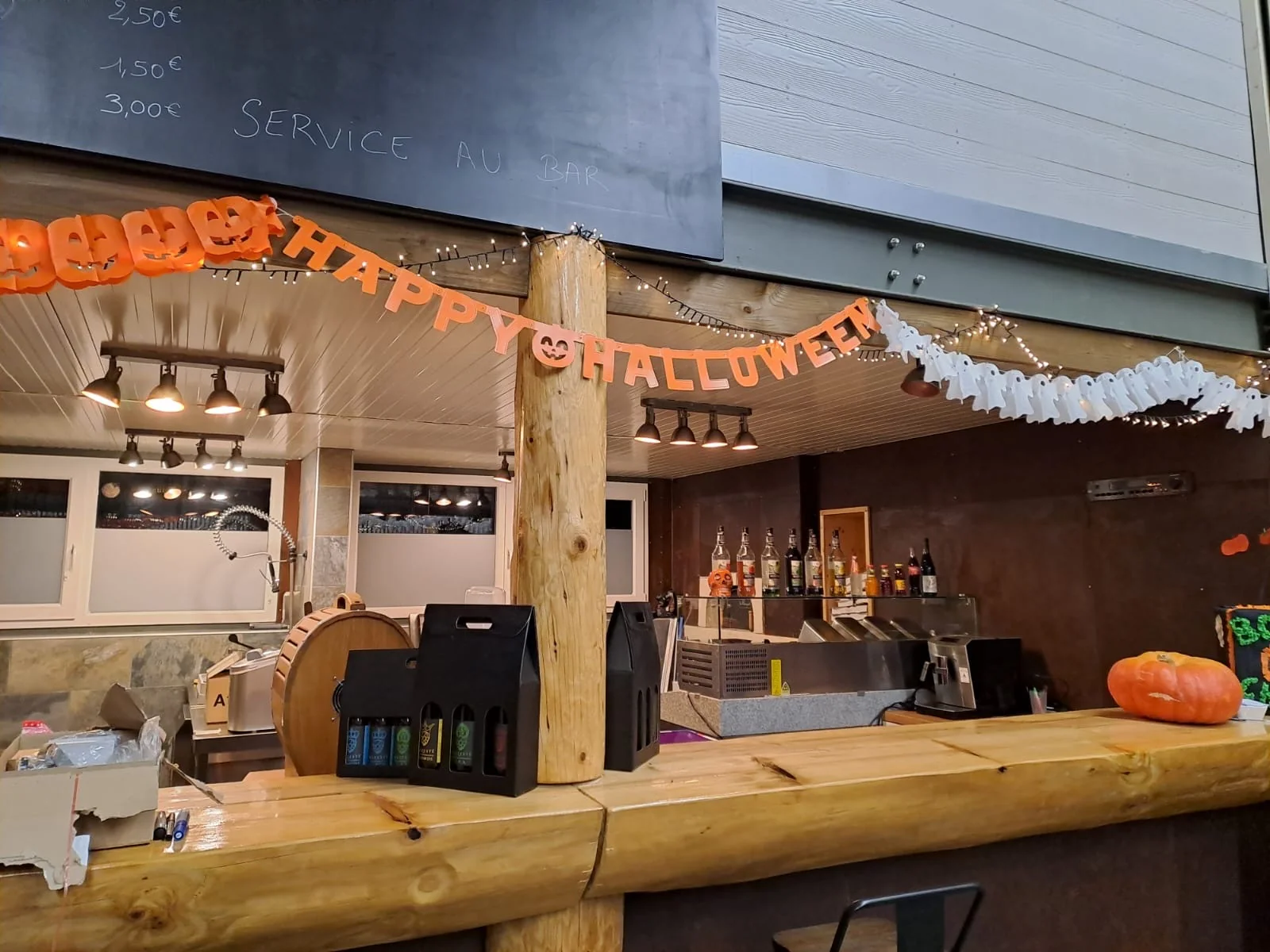 Bar de la Brasserie Mazesté décoré pour Halloween
