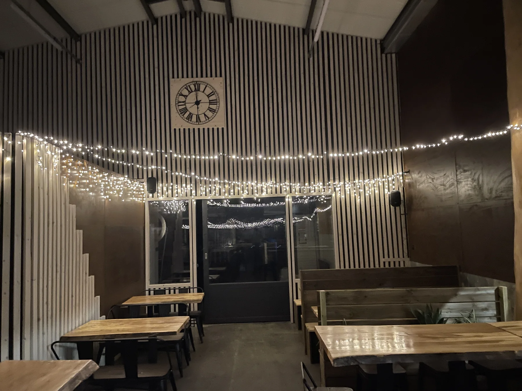 Salle de la Brasserie Mazesté décorée de guirlandes pour Noël