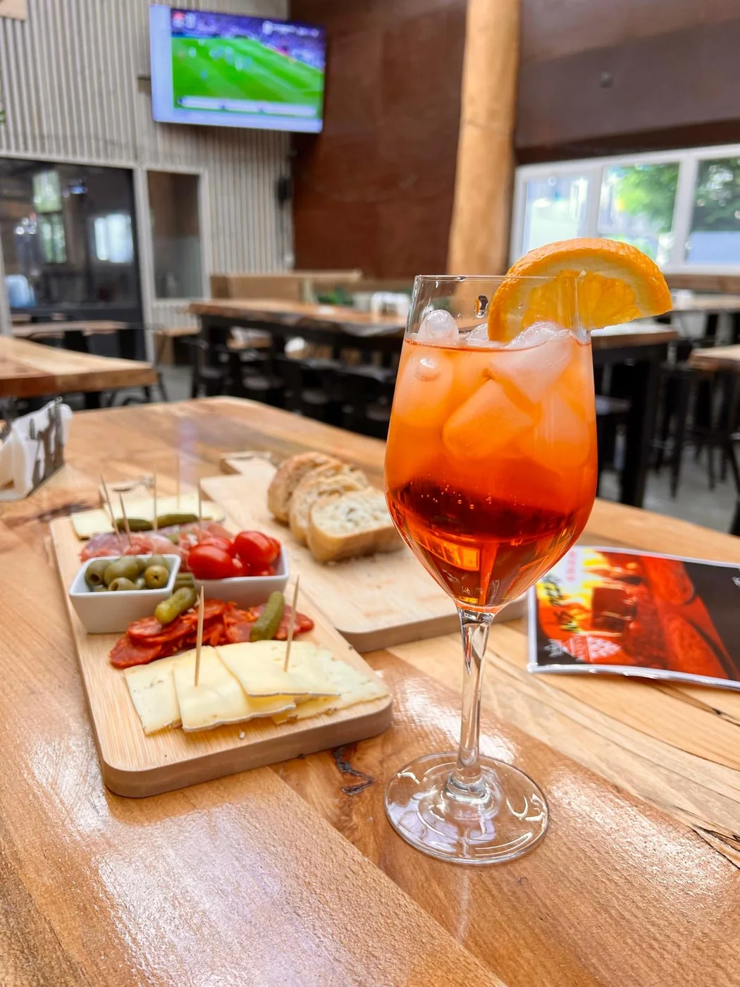 Planche apéritive et verre servi pendant une soirée à la Brasserie Mazesté