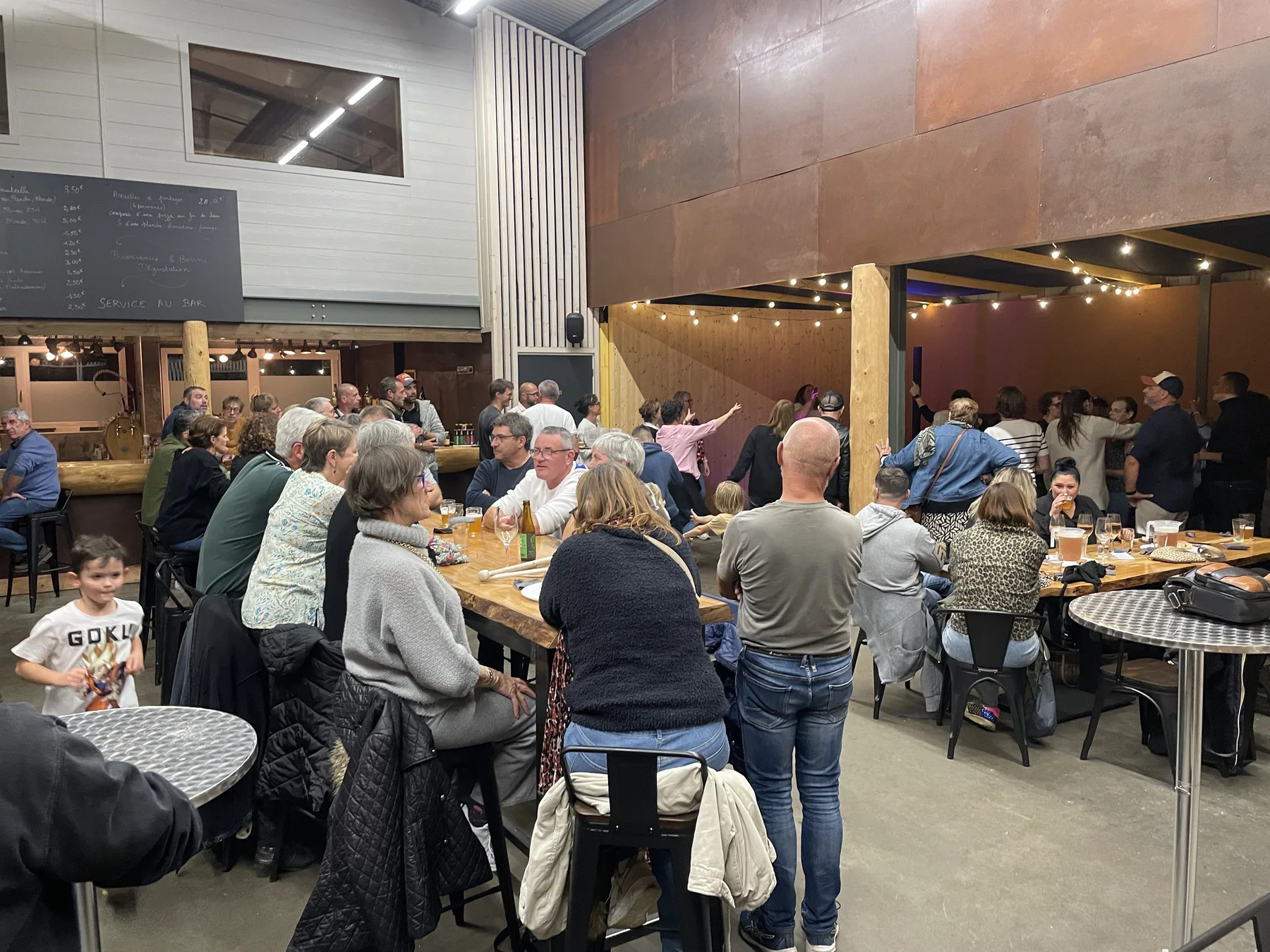 Soirée conviviale dans la salle de la Brasserie Mazesté
