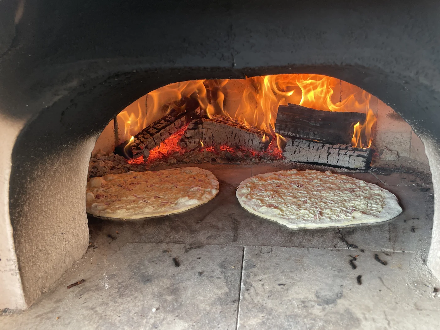 Four à bois — pizzas cuites au feu de bois, Brasserie Mazesté