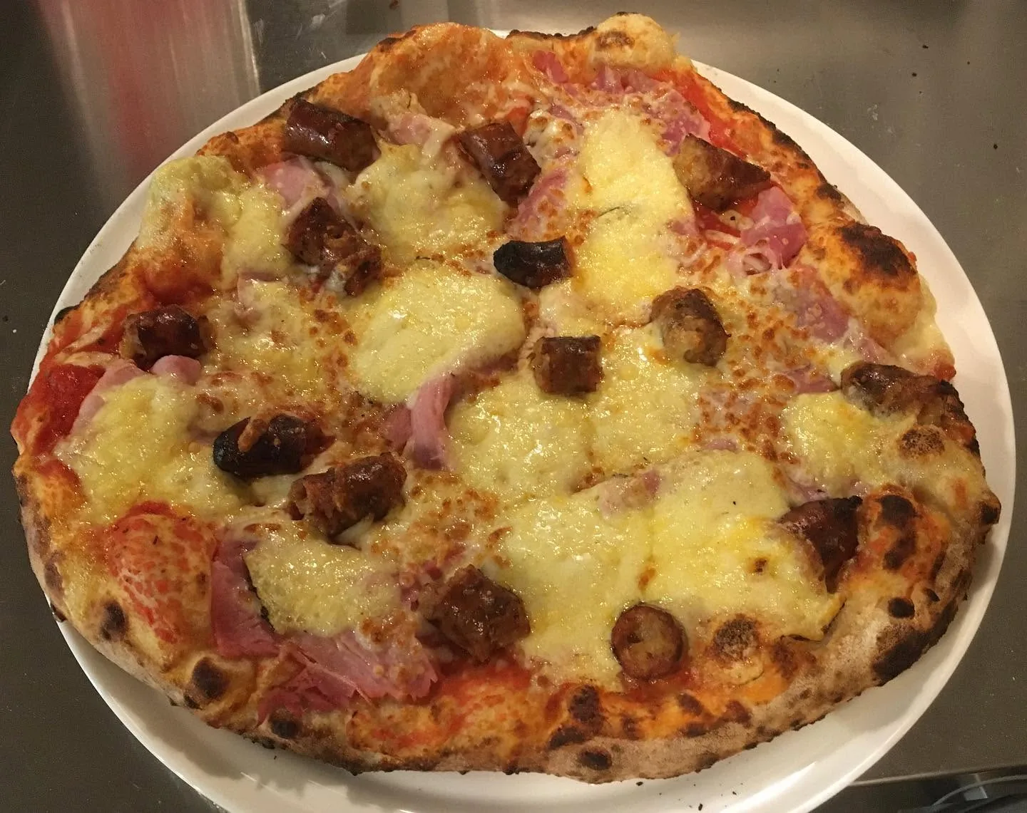 Pizza au feu de bois — restauration à la Brasserie Mazesté