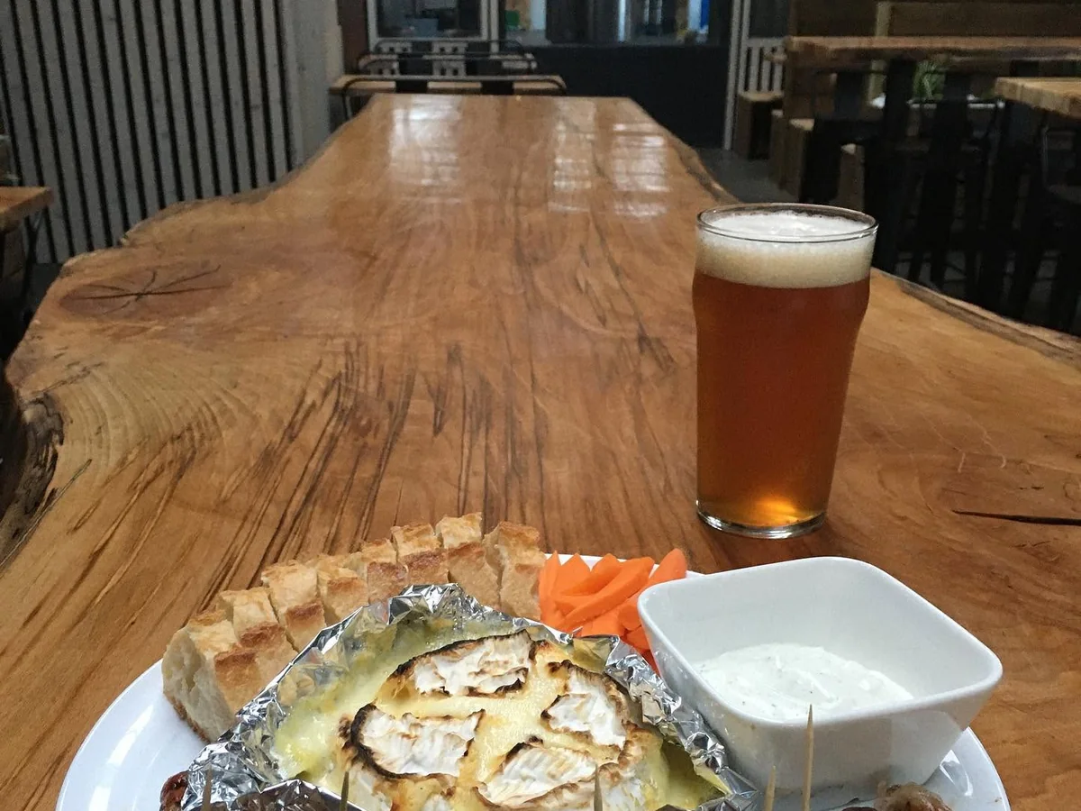 Planche apéritive et bière Mazesté sur table en bois