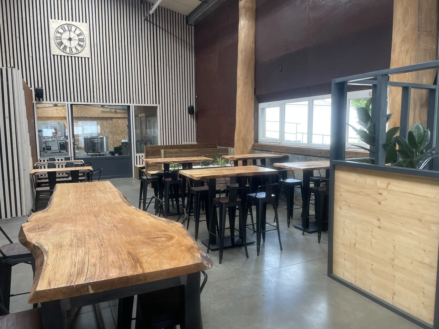 Bar en bois massif bord naturel — Brasserie Mazesté