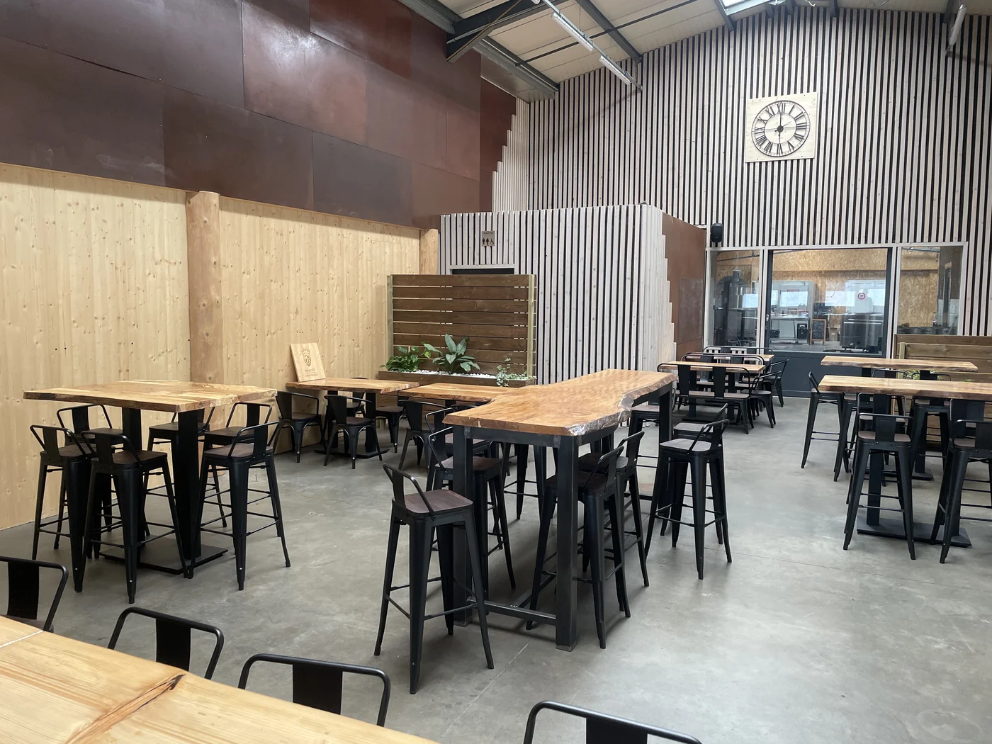 Salle de la Brasserie Mazesté — tables en bois et tabourets noirs, Mazet-Saint-Voy