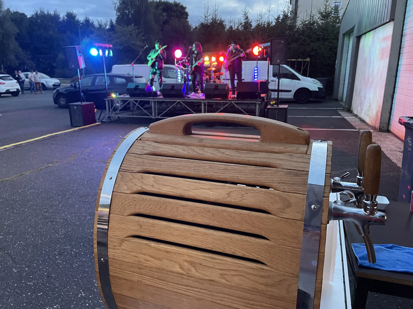 Concert extérieur à la Brasserie Mazesté — groupe sur scène, tireuse au premier plan