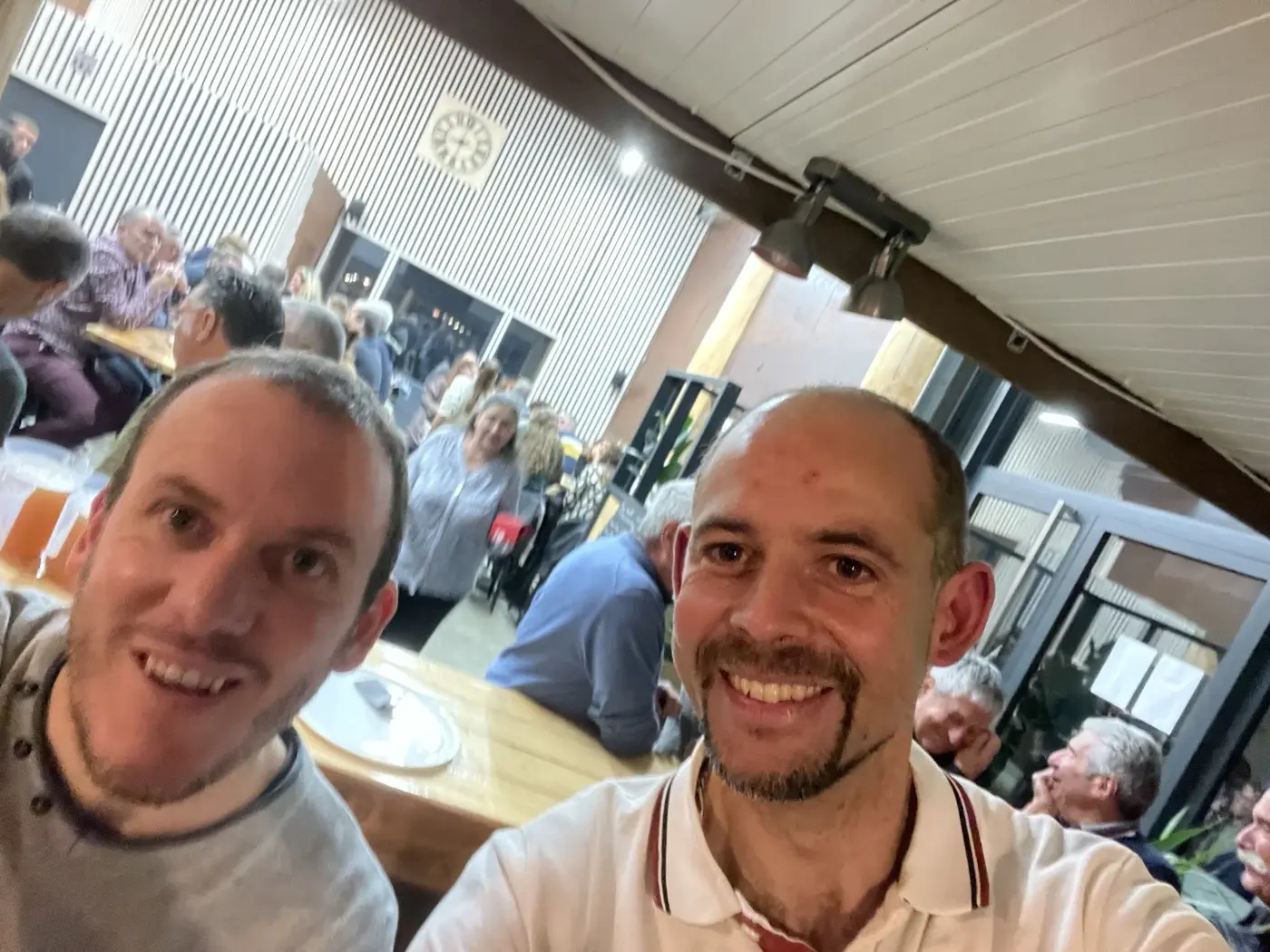 Groupe de musique live sur scène à la Brasserie Mazesté — lumières bleues et rouges